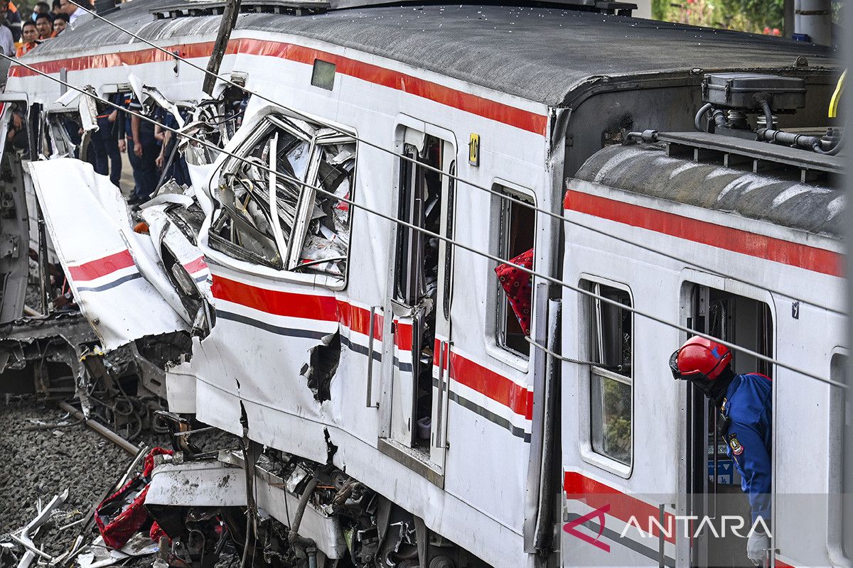 Evakuasi-gerbong-kereta-api-pascakecelakaan-di-Stasiun-Bekasi-Timur-28042026-gp-7