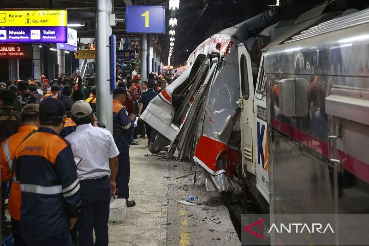 Kecelakaan-Kereta-Api-Di-Bekasi-Timur-270426-dra-5