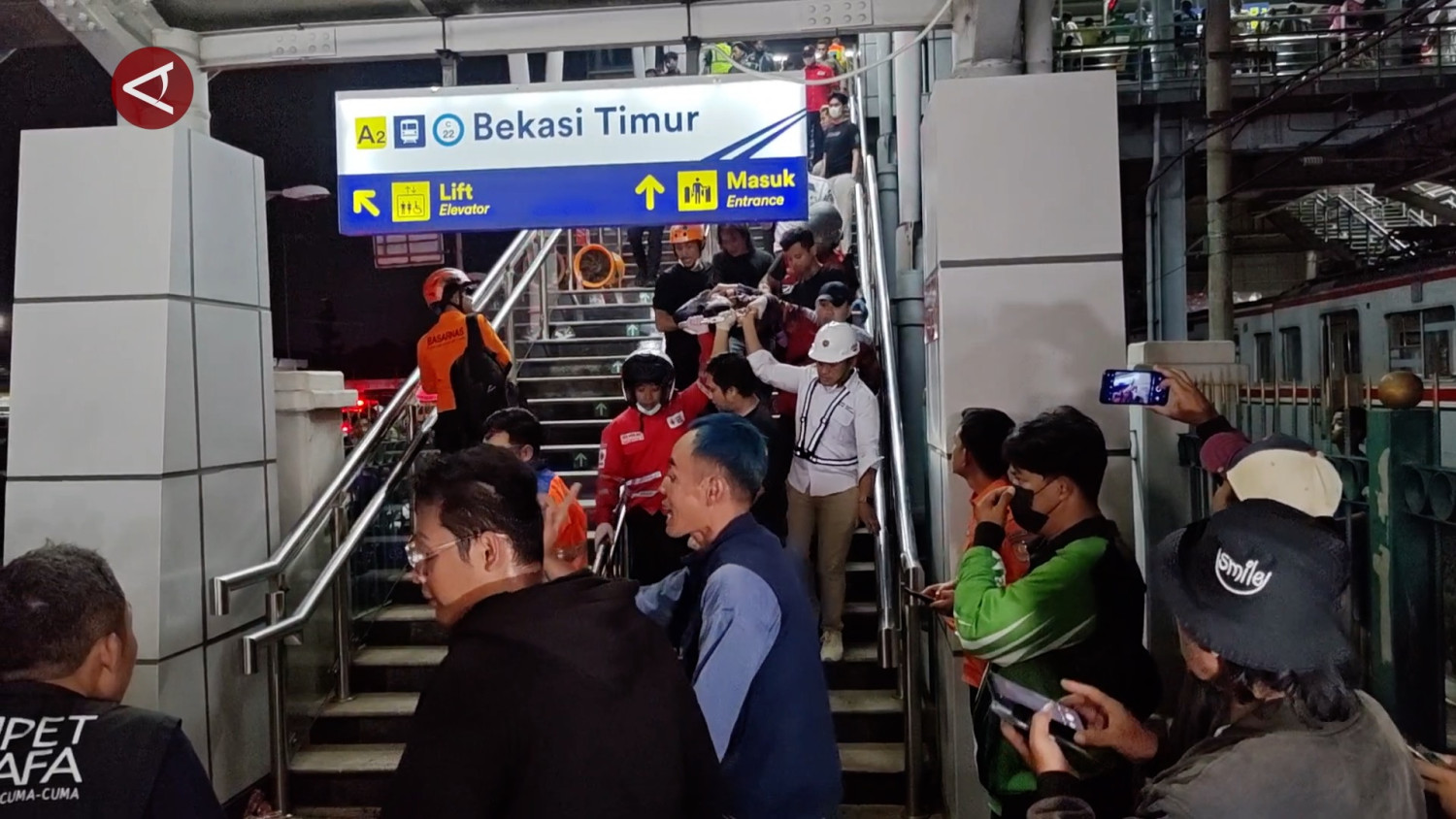 PETUGAS-EVAKUASI-KORBAN-KECELAKAAN-KERETA-DI-BEKASI-TIMUR