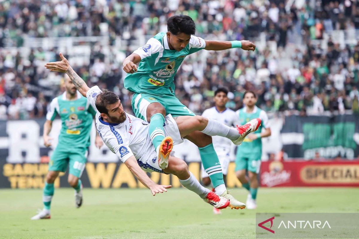 Persebaya-Surabaya-ditahan-imbang-Arema-FC-221125-rzl-11