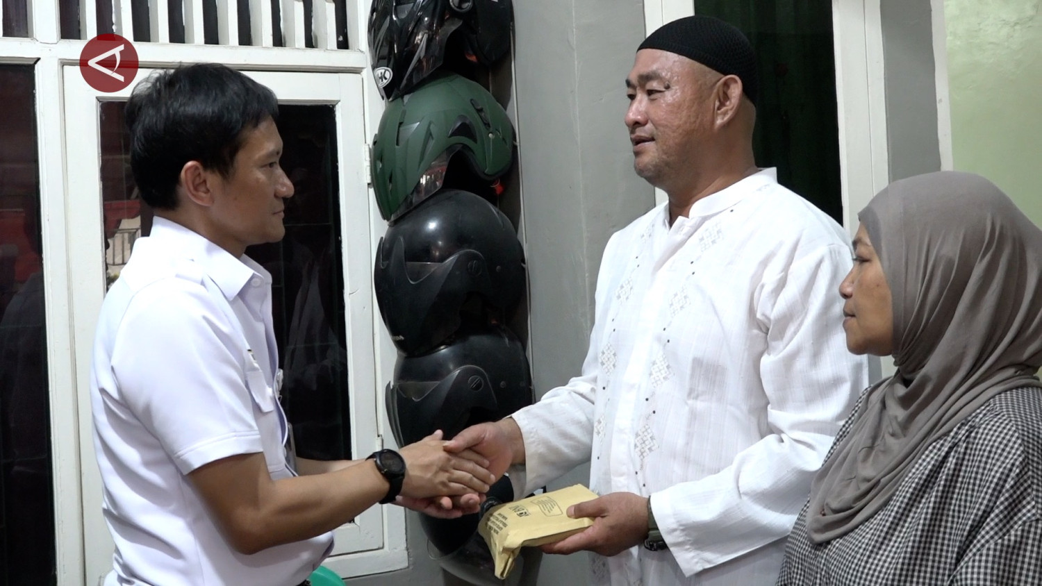 SANS_TAKZIAH-KE-KEDIAMAN-KORBAN-KECELAKAAN-DIRUT-KAI-SERAHKAN-SANTUNAN