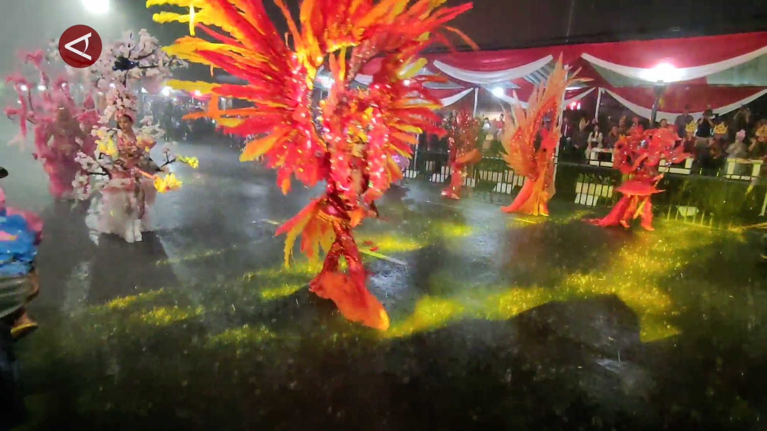 HUJAN-DERAS-IRINGI-GELARAN-SEMARANG-NIGHT-CARNIVAL-2026