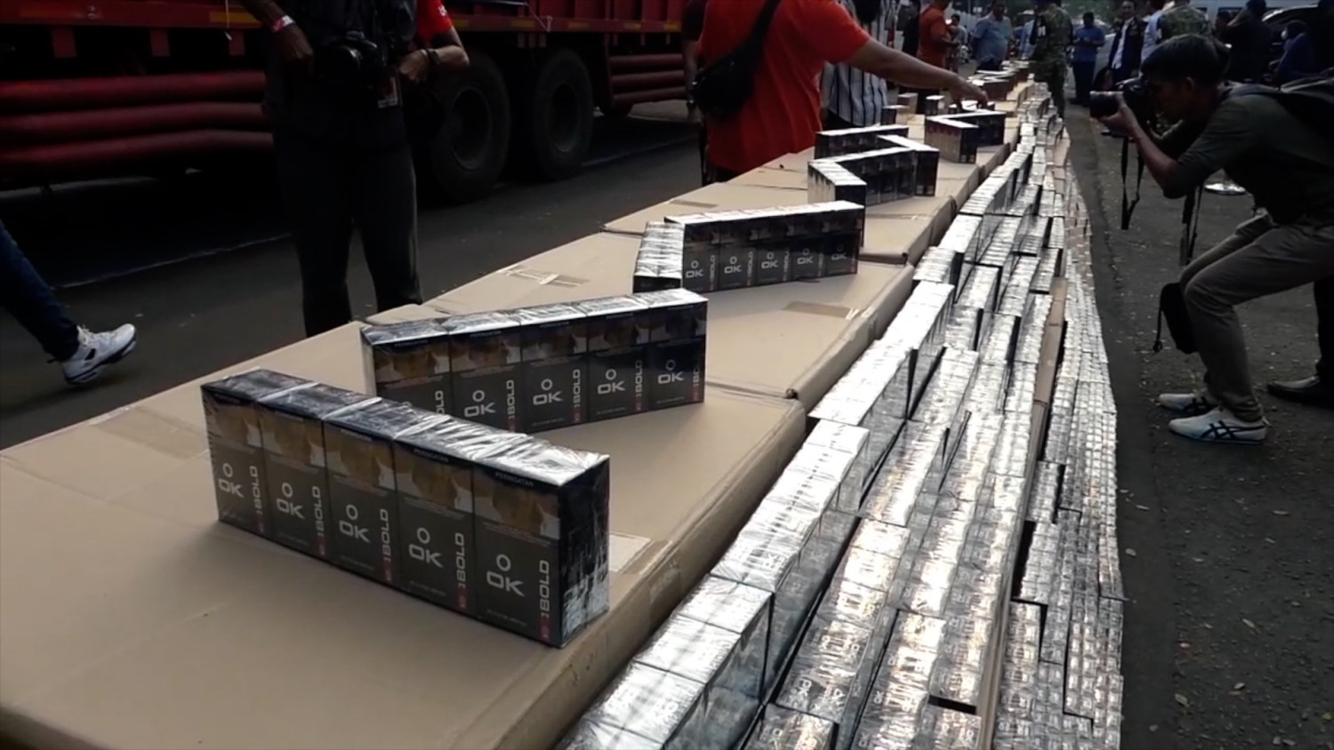 AB_BEA-CUKAI-AMANKAN-8-2-JUTA-BATANG-ROKOK-ILEGAL-DI-BANTEN