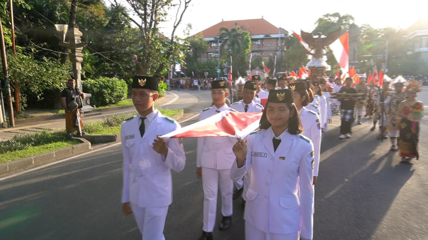 AB_WARGA-DENPASAR-RAYAKAN-HARI-PANCASILA-DENGAN-KARNAVAL-DI-TITIK-NOL-KM