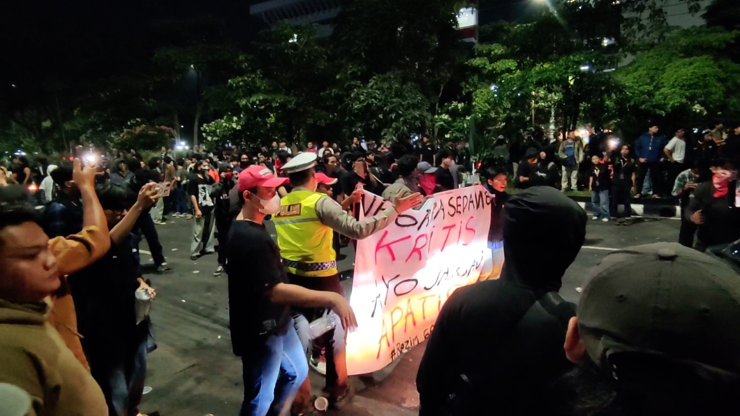 POLISI-BUBARKAN-PAKSA-MASSA-BERPOTENSI-RUSUH-DI-KOTA-SEMARANG