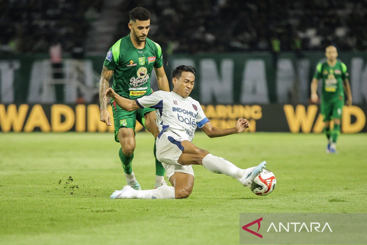 Persebaya-Surabaya-kalahkan-Persita-Tangerang-040426-rzl-6