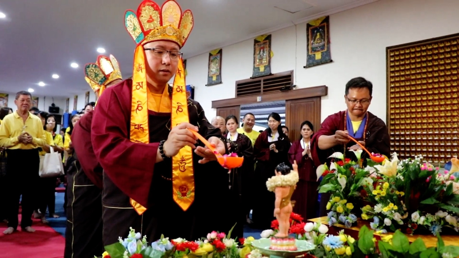 RITUAL-MEMANDIKAN-PATUNG-BUDDHA-SEBAGAI-SIMBOL-PEMBERSIHAN-DIRI