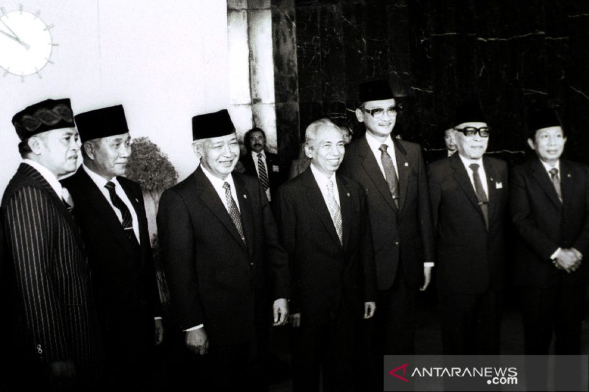 Soeharto-Adam-Malik-1983