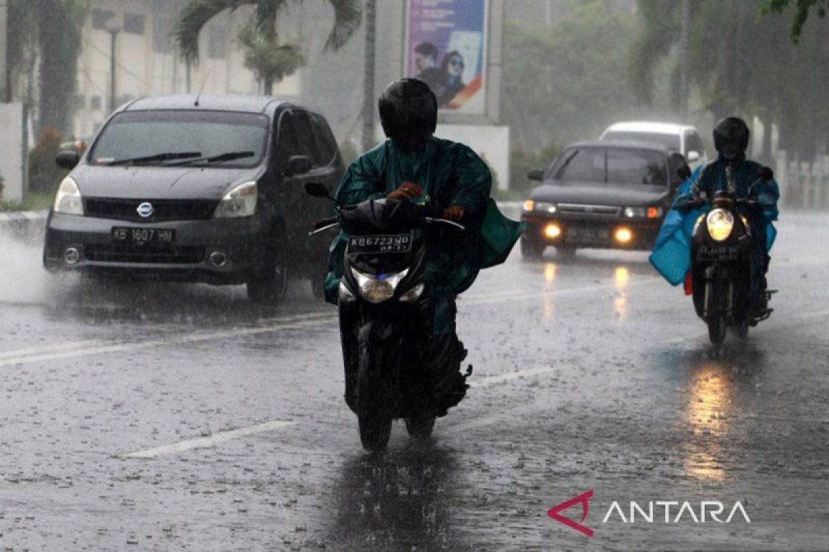antarafoto-hujan-deras-landa-kalbar-150421-jhw-1