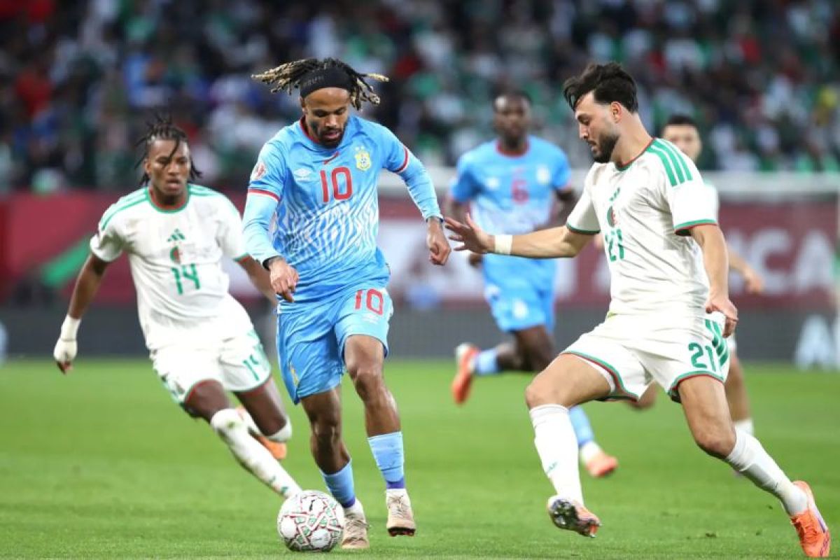 houssem-eddine-aouar-of-algeria-challenges-theo-batombo-bongonda-of-dr-congo-during-the-2025-africa-cup-of-nations-afcon-match-between-algeria-and-dr-congo
